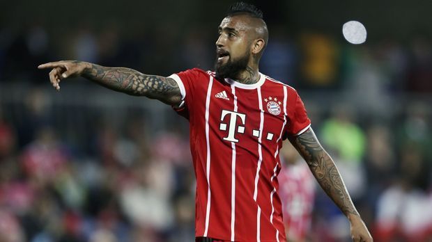 
                <strong>Arturo Vidal (FC Bayern München)</strong><br>
                Für den chilenischen Mittelfeld-Arbeiter Arturo Vidal könnte die Zeit in München wohl im Sommer 2018 enden. Der 30-Jährige wurde schon vor Monaten mit dem FC Chelsea in Verbindung gebracht, wo der Nationalspieler auf seinen früheren Juve-Trainer Antonio Conte treffen könnte. Der Italiener sei nach wie vor ein großer Fan seines ehemaligen Schützlings. Laut "Manchester Evening News" habe auch der englische Rekordmeister Manchester United Vidal im Fokus. Immerhin suchen die "Red Devils" einen Nachfolger für Michael Carrick. Übereinstimmenden Berichten von "Sky" und "Bild" zufolge, bekäme Vidal ein Jahr vor Ende seines Vertrages in München die Freigabe für einen Wechsel, da die Bayern mit Leon Goretzka bereits den designierten Nachfolger verpflichtet haben.
              