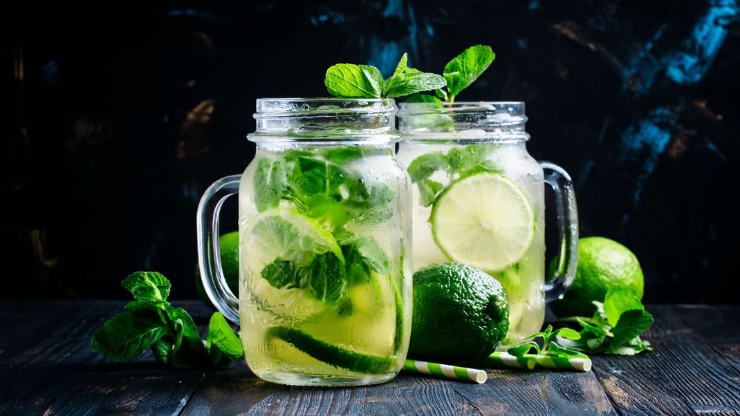 Endlich wieder Cocktails! Dieses Hot Mojito-Rezept wärmt dich an kalten Wintertagen.