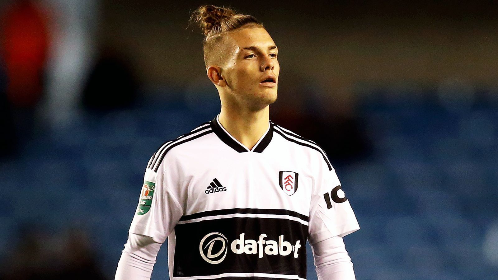 
                <strong>Harvey Elliott ist der jüngste Premier-League-Spieler der Geschichte</strong><br>
                Bei der 0:1-Niederlage von Fulham in Wolverhampton gab es zwar mal wieder keine Punkte für die Londoner, doch dafür stehen die "Cottagers" seit dem 37. Spieltag der Saison 2018/19 in den Geschichtsbüchern der Premier League - bzw. besser gesagt Jungstar Harvey Elliott. Mit seinen 16 Jahren und 30 Tagen brach Englands U17-Nationalspieler den Altersrekord als jüngster Premier-League-Spieler der Geschichte von Matthew Brigg, der 2007 bei seinem ersten Einsatz (ebenfalls für Fulham) 16 Jahre und 86 Tage alt war. Elliott wurde in der 88. Minute eingewechselt.
              