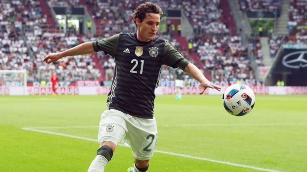 
                <strong>Sebastian Rudy (EM 2016)</strong><br>
                Sebastian Rudy (EM 2016): Seiner Vielseitigkeit verdankte es Rudy, dass er es in den erweiterten EM-Kader schaffte. Am Ende entschied sich Bundestrainer Löw aus sportlichen Gründen gegen den damaligen Hoffenheimer. 
              