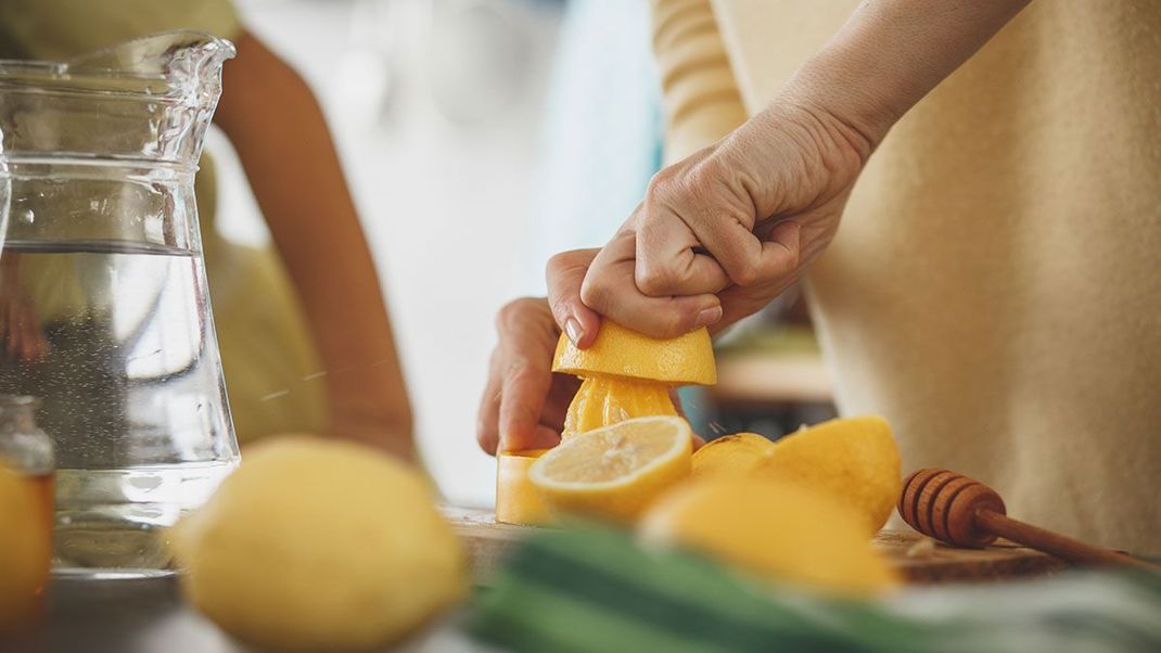 Selbst Hand anlegen! Wir verraten euch, wie ihr im Handumdrehen einfache, gesunde und vor allem auch leckere Vitaminwasser-Karaffen zubereitet.