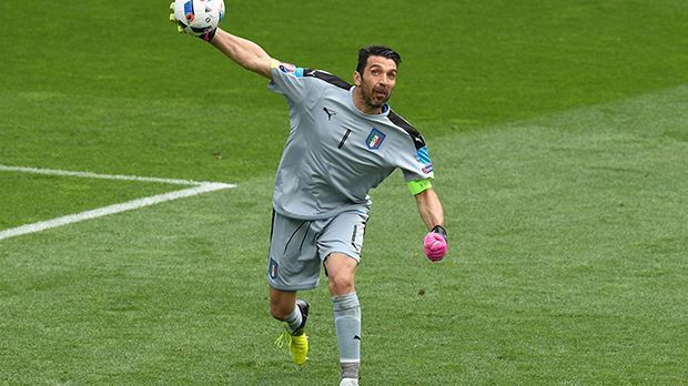 
                <strong>Gianluigi Buffon</strong><br>
                Gianluigi Buffon: Der 38-jährige Routinier wird von den Fans mit Sprechgesängen gefeiert, bleibt aber gänzlich ungeprüft. ran-Note: 3
              