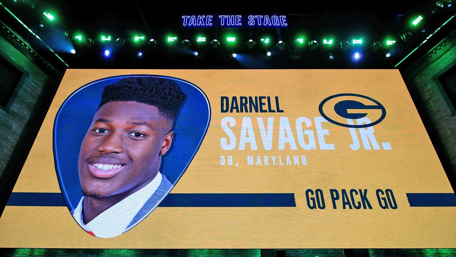 
                <strong>Gewinner: Green Bay Packers</strong><br>
                Besonders Matt LaFleurs Defensive Coordinator Mike Pettine dürfte der Draft ein Grinsen auf´s Gesicht zaubern. Beide First-Rounder wurden in die Defense investiert. Rashan Gary (Pick 12) hat unglaubliches Talent als Defensive End. Eine Schulterverletzung des Michigan-Prospects warf zwar im Vorhinein des Drafts einige Fragezeichen auf. Wenn er diese aber gescheit auskuriert, gehört er sicherlich zu den heißesten Defensive Ends des Drafts. Das volle Potenzial muss DC Pettine aber nun aus ihm herauskitzeln. Mit den in der Free Agency geholten Za'Darius Smith und Preston Smith hat Pettine jetzt aber die Qual der Wahl im Pass Rush. Zudem tradeten die Packers noch auf den 21. Platz hoch, um sich Darnell Savage zu schnappen. Dank seines enormen Tempos und seinen guten Fähigkeiten in der direkten Coverage dürfte er ein starkes Safety-Tandem gemeinsam mit Free-Agent-Signing Adrian Amos bilden. Die Defensive ist also augenscheinlich perfekt verstärkt!
              