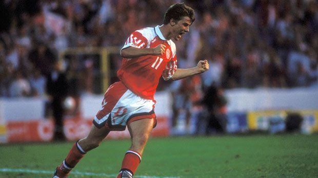 
                <strong>Dänemark: Brian Laudrup</strong><br>
                Angriff: Brian Laudrup gehörte der dänischen Nationalmannschaft an, die 1992 überraschend Europameister wurde. Dabei hätten die Dänen beim Turnier in Schweden überhaupt nicht dabei sein sollen. Durch den Ausschluss Jugoslawiens aufgrund des Balkan-Konflikts rückte Dänemark damals nach.
              