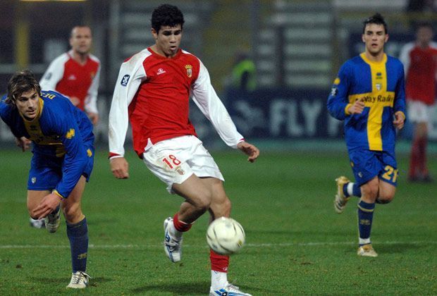
                <strong>Erste Schritte im Profi-Geschäft</strong><br>
                Ausgebildet wird Diego da Silva Costa - so sein voller Name - in Portugal. Von 2004 bis 2007 steht der Rechtsfuß bei Sporting Braga unter Vertrag. Zwischenzeitlich leiht ihn der Klub an den Zweitligisten FC Penafiel aus, wo der damals 18-Jährige in 13 Spielen fünf Mal trifft.
              