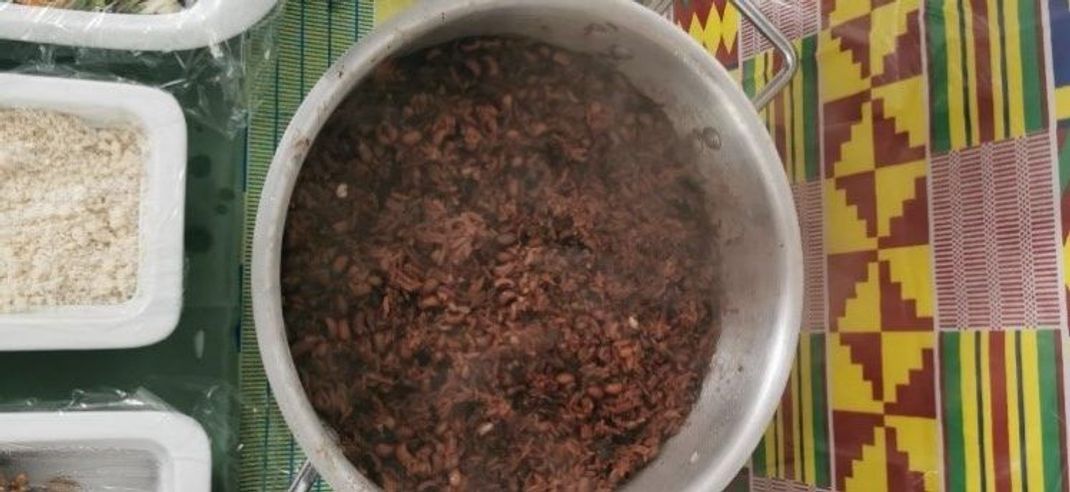 Der Reis-Bohnen-Mix ist optisch noch gewöhnungsbedürftig, passt aber perfekt zu unserem ghanaischen Buffet. 