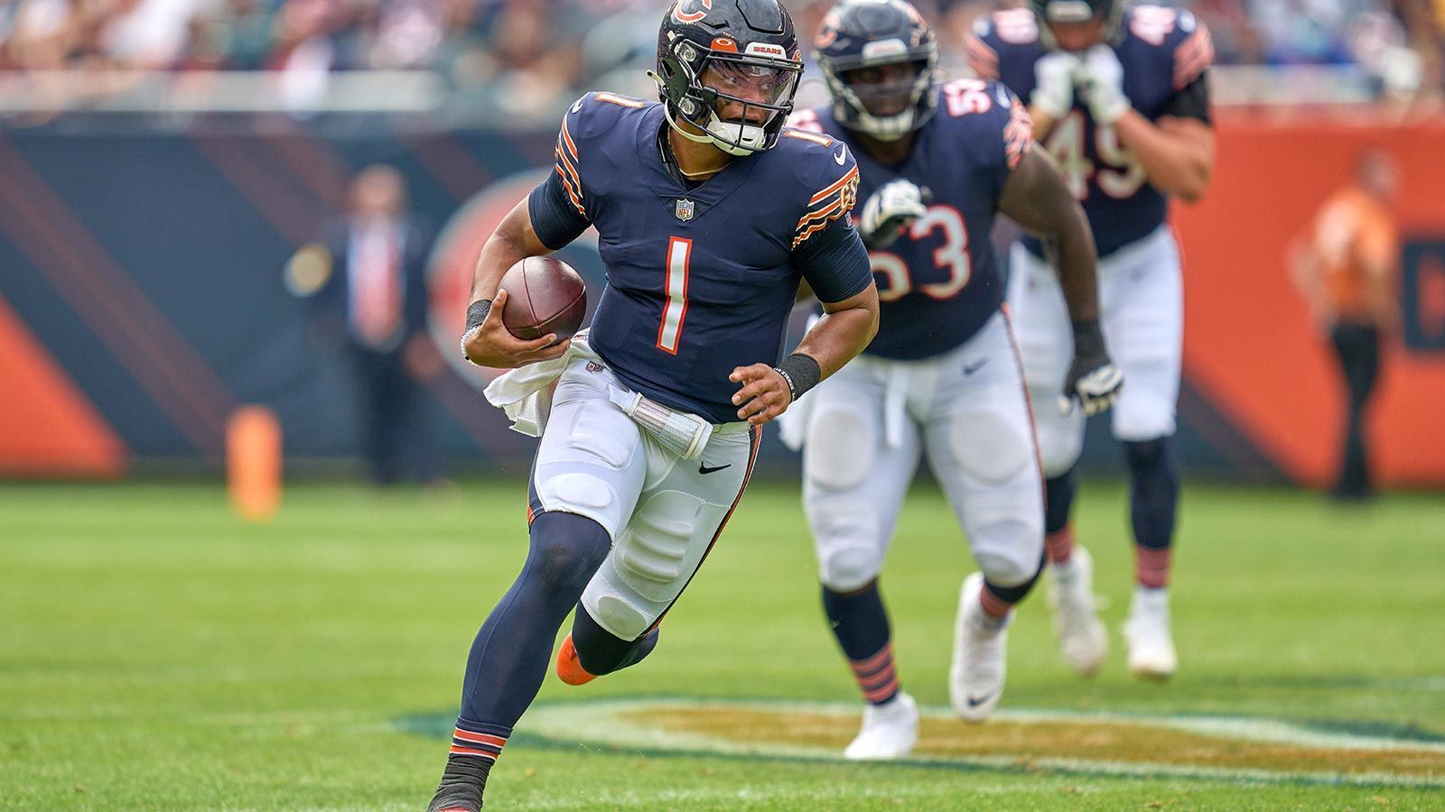 
                <strong>Justin Fields (Pick 11 im Draft 2021, Chicago Bears)</strong><br>
                Justin Fields war einer der wenigen Lichtblicke in der vergangenen Saison der Chicago Bears. Nach einer schwer zu bewertenden Rookie-Saison zeigte der Quarterback, dass er in der NFL bestehen kann und dürfte in der Zukunft das Gesicht der Franchise sein.&#x2022; Aktuelle Situation: Starter bei den Chicago Bears<br>&#x2022; 25 Spiele von Beginn an (5-20)<br>&#x2022; 4.112 Passing Yards und 1.563 Rushing Yards<br>&#x2022; 24 Passing TDs und zehn Rushing TDs bei 21 INTs<br>&#x2022; 59,7 Prozent Passgenauigkeit und 6,7 Yards pro Lauf<br>
              