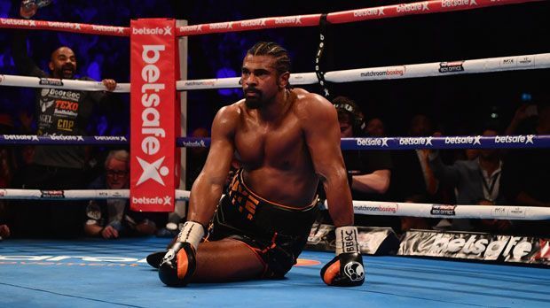 
                <strong>David Haye vs. Tony Bellew (2017)</strong><br>
                David Haye vs. Tony Bellew (2017): Ex-Weltmeister David Haye riss sich im Kampf gegen Tony Bellew in der sechsten Runde die Achillessehne. Obwohl er kaum noch stehen konnte, kämpfte der "Hayemaker" mit einem Bein weiter bis sein Trainer in Runde elf schließlich das Handtuch warf. Auch Bellew überstand den Fight nicht unverletzt. Der Überraschungssieger brach sich die Hand. ran.de präsentiert die ekligsten Verletzungen im Boxring.
              