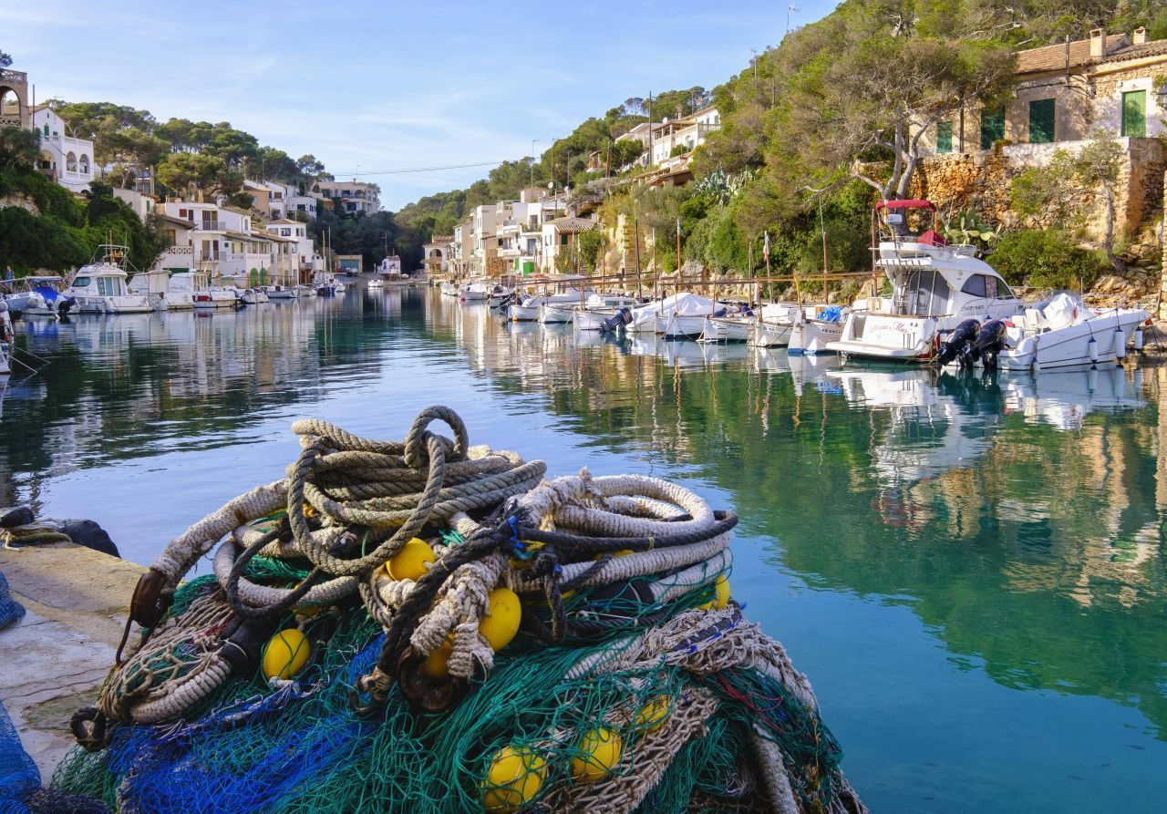 Romantiker:innen müssen nach Cala Figuera. Das pittoreske Fischerdorf im Südosten, eingebettet in eine fjord-artige Bucht, verzaubert mit hübschen Häusern, grünen Feigenbäumen und verwinkelten Gassen. Und im Hafen schaukeln die Fischerboote. Von hier führt ein Weg zu einem naturbelassenem Steinstrand (Schnorchel-Ausrüstung mitnehmen!). Fangfrischer Fisch und Meeresfrüchte werden im Restaurant "La Petite Iglesia" serviert. Aus