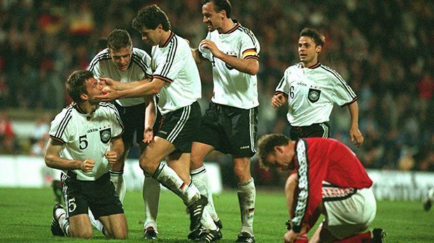
                <strong>Qualifikation zur WM 1998</strong><br>
                Qualifikation zur WM 1998: Auch 1997 wurde es eng für die deutsche Nationalmannschaft. Erst mit einem 4:3-Rumpelsieg gegen den Gruppenletzten Albanien wurde das WM-Ticket klargemacht. Dabei sah es zu Beginn der Partie gar nicht danach aus: Jürgen Kohler traf in den eigenen Kasten.
              