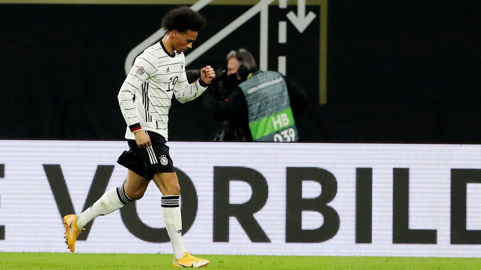 
                <strong>Leroy Sane</strong><br>
                Kann seine Schnelligkeit zunächst nur selten ausspielen, zeigt aber dafür öfter seine Stärke im Eins gegen Eins. Beim 1:1 gelingt ihm beides, als er von Goretzka den Ball in den Lauf bekommt, er nach innen zieht und mit einem satten Flachschuss trifft. Nach dem Seitenwechsel agil, aber in einigen Szenen glücklos. ran.de-Note: 3
              