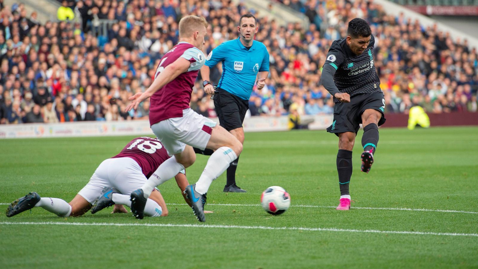 
                <strong>Roberto Firmino erreicht als erster Brasilianer die 50-Tore-Marke in der Premier League</strong><br>
                Am 31. August 2019, dem 4. Spieltag der Premier League, hat sich Liverpools Roberto Firmino in die Geschichtsbücher des englischen Oberhauses geschossen. Durch sein Tor beim 3:0-Sieg in Burnley erreichte der frühere Hoffenheimer als erster Brasilianer die Marke von 50. Premier-League-Treffern. (Quelle: Optajoe/twitter)
              