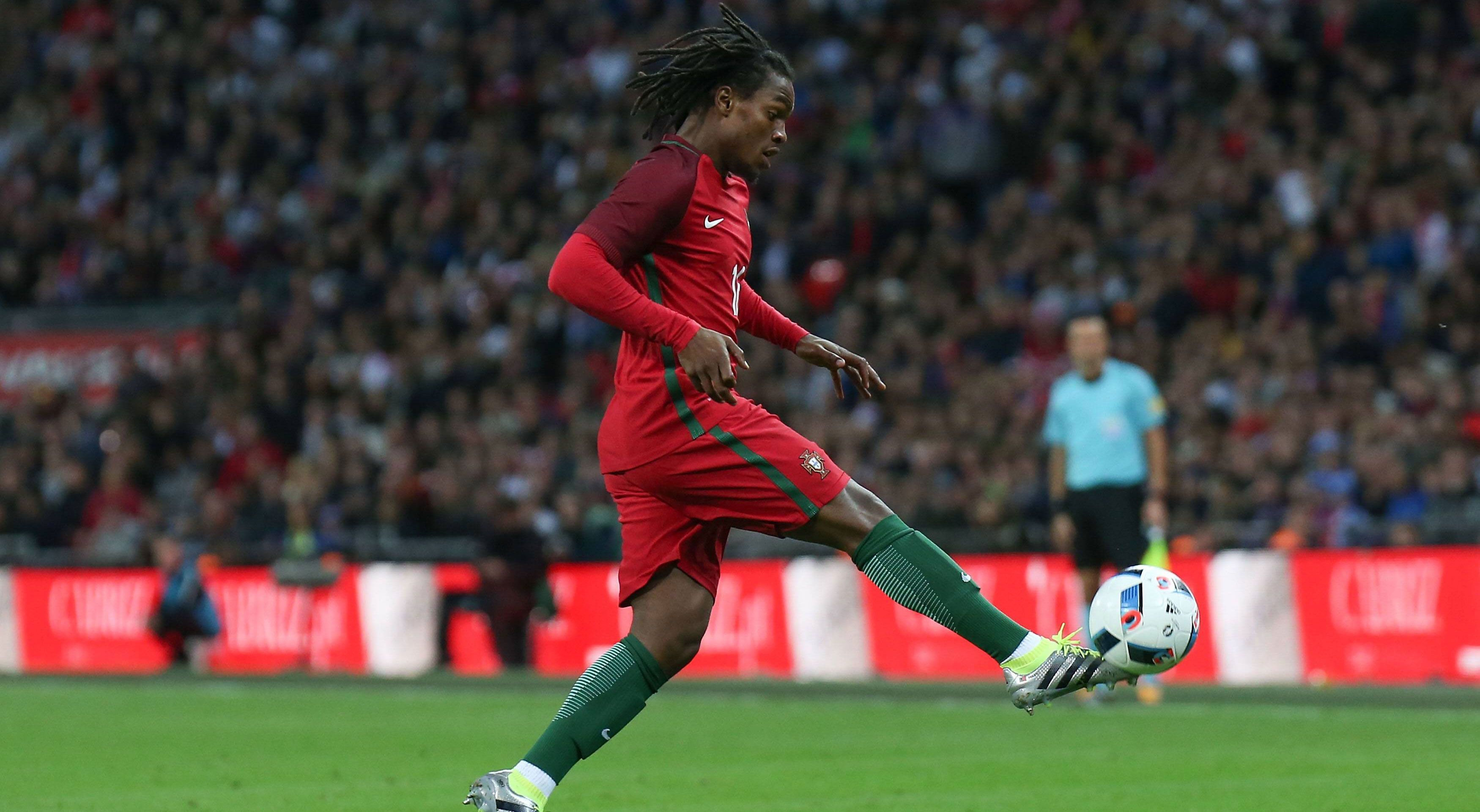 
                <strong>Renato Sanches (Portugal)</strong><br>
                Renato Sanches (Portugal, 18.8.1997): Portugals Supertalent befindet sich gerade auf der Überholspur: Zu Beginn der Saison 2015/16 spielte er noch in der zweiten Mannschaft von Benfica Lissabon. Kein Jahr später wechselt der Mittelfeldspieler für 35 Millionen zum FC Bayern und fährt mit Portugal zur EM. Dort möchte er an seine starke erste Profi-Saison anknüpfen (zwei Tore in 24 Ligaspielen) und sich weiter ins Rampenlicht des europäischen Spitzenfußballs spielen. 
              