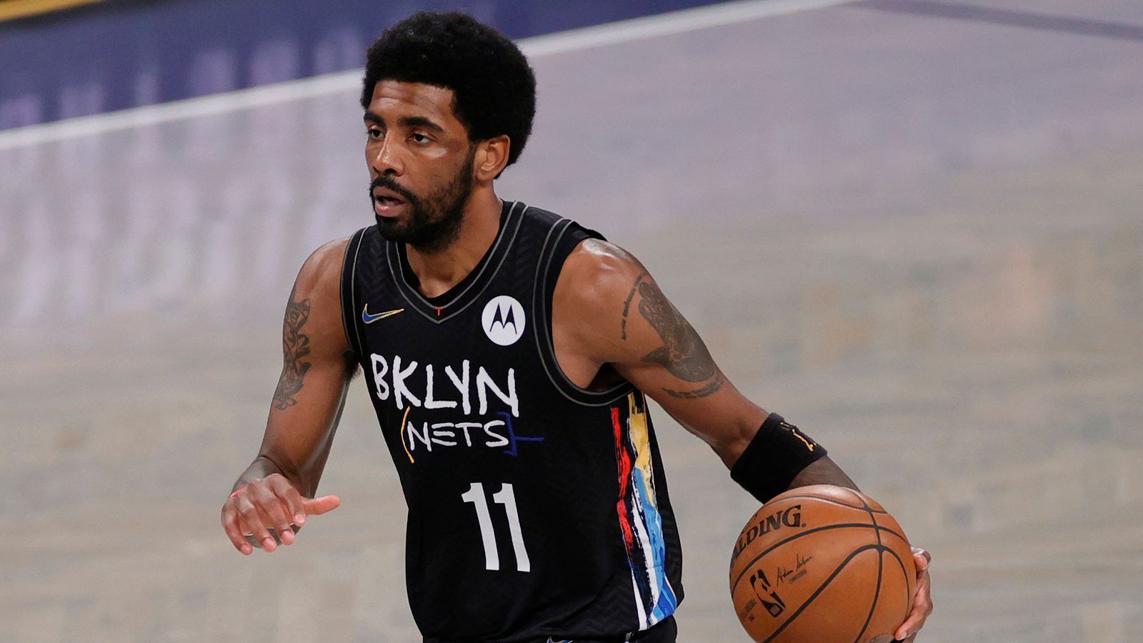 
                <strong>Kyrie Irving - unangekündigte Auszeit bei den Nets </strong><br>
                Auch in der Saison 2020/2021 weigerte sich Irving für kurze Zeit, für sein Team aufzulaufen. Über 15 Tage lang erschien er im Januar nicht zum Training, dem Team oder den Medien gegenüber konnte er keine klare Erklärung für seine Abwesenheit liefern. Er hätte eine Pause gebraucht und wollte etwas Balance in die lange Saison bringen. Gleichzeitig meinte er, dass er jede Menge "persönliches und familiäres Zeug" um die Ohren hätte. Auch der Sturm des Kapitols von Anhängern Donald Trumps hätte ihn sehr beschäftigt und mitgenommen. In der gleichen Zeit wurde er jedoch auf Familien-Partys gesehen, bei denen er unter anderem gegen die Corona-Protokolle der NBA verstieß. 
              