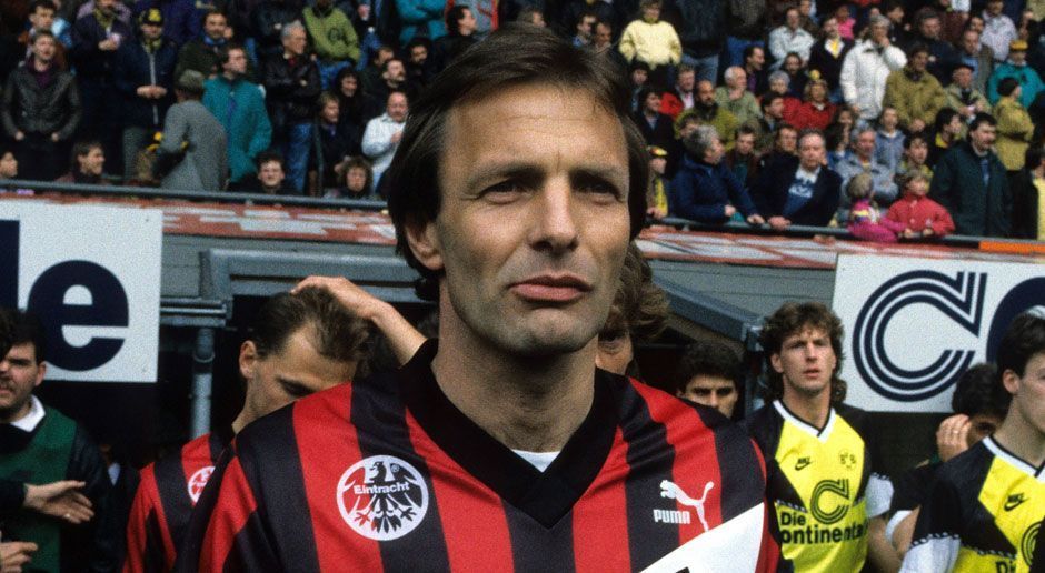 
                <strong>Karl-Heinz Körbel (602 Spiele in der Bundesliga)</strong><br>
                In der Bundesliga ist der "treue Charly" der einzige Profi, der mehr als 600 Liga-Einsätze vorzuweisen hat. 602 Bundesligaspiele absolvierte die Frankfurter Vereinslegende für die Hessen und ist damit bis heute Rekordspieler der Bundesliga. Und das wird wohl auch noch eine Weile so zu bleiben: Von den aktiven Profis hat Claudio Pizarro mit 410 Spielen die meisten Bundesligapartien auf dem Konto (Stand: 9. Mai 2016).
              