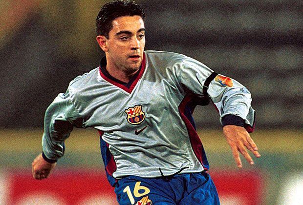 
                <strong>Sein Profi-Debüt</strong><br>
                Beim FC Barcelona feiert Xavier Hernandez i Creus im Oktober 1998 im Alter von 18 Jahren sein Debüt - unter Trainer Louis van Gaal. Über ihn schrieb er später in seiner Biografie: "Die Laufwege, die er uns gezeigt hat, haben sie uns im Internat schon mit 14 Jahren gezeigt."
              