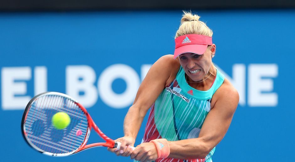 
                <strong>Australian Open</strong><br>
                Das Jahr 2016 startete für Angelique Kerber gut. Beim WTA-Turnier in Brisbane verlor sie erst im Finale. Zwei Wochen später folgte der erste Grand Slam, die Australian Open. Ihr Start? Mehr als holprig. Im Erstrundenmatch gegen Misaki Doi stand sie kurz vor dem Aus - wehrte sogar einen Matchball ab ...
              