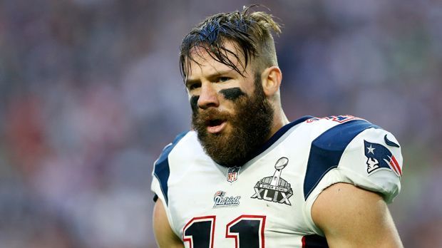 
                <strong>Julian Edelman (New England Patriots)</strong><br>
                Ist das bitter! Julian Edelmans Verletzung im Preseason-Spiel gegen die Detroit Lions ließ nichts Gutes vermuten, jetzt besteht Gewissheit. Der Wide Receiver der New England Patriots hat sich einen Kreuzbandriss im rechten Knie zugezogen und wird die komplette kommende Saison verpassen. Eine MRT-Untersuchung am 26. August brachte Gewissheit. Der 32-Jährige zog sich die Verletzung ohne Fremdeinwirkung zu. Da Edelman zu den Lieblingszielen von Quarterback Tom Brady gehört, ist der Ausfall ein ganz harter Schlag für den amtierenden Champion.
              