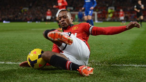 
                <strong>Patrice Evra</strong><br>
                Patrice Evra: Acht Jahre steht der Franzose bei United unter Vertrag, doch an seinem Abgang ist van Gaal wohl nicht schuld. Gegenüber "Sky Sports" verrät der Franzose, dass der Holländer ihn sogar zum Kapitän machten wollte, sollte er bleiben. Doch Evra hat andere Pläne und schließt sich Juventus Turin an. 
              
