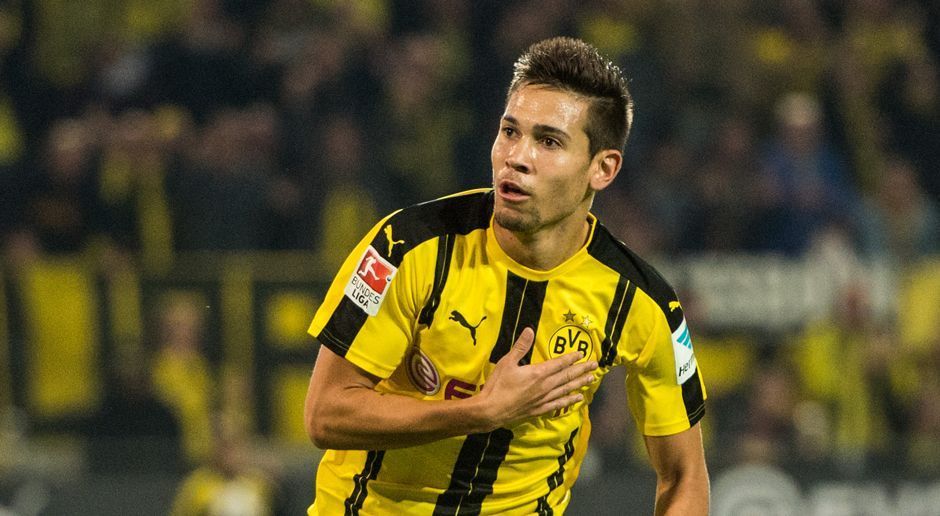 
                <strong>Mittelfeld: Raphael Guerreiro (Borussia Dortmund)</strong><br>
                Mittelfeld: Raphael Guerreiro (Borussia Dortmund). Im Sommer vom FC Lorient gekommen, gab der portugiesische Nationalspieler in dieser Saison sein Champions-League-Debüt. Drei Spiele auf europäischer Bühne reichten Guerreiro für ein Tor und zwei Assists.
              