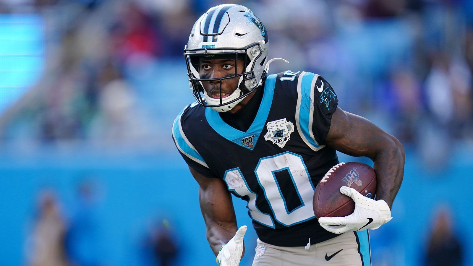 
                <strong>Curtis Samuel (Carolina Panthers) - Wide Receiver</strong><br>
                Ähnlich wie Trent Murphy von den Buffalo Bills ist auch der 24 Jahre alte Receiver nicht unbedingt ein klassischer Trade-Kandidat. Mit D.J. Moore und Free-Agent-Neuzugang Robby Anderson verfügen die Panthers über zwei solide Optionen auf der Wide-Receiver-Position, sodass Samuel nicht unbedingt zur ersten Wahl zählen dürfte. Durch seine Vielseitigkeit stand der 24-Jährige in den vergangenen Jahren dennoch regelmäßig auf Feld und konnte so einige Male auf sich aufmerksam machen. Vielleicht könnte er bei einem anderen Team eine bedeutendere Rolle einnehmen.
              