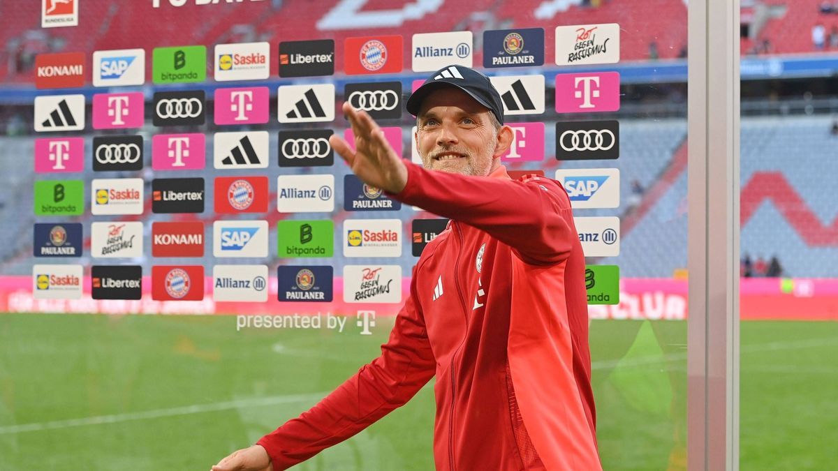 Trainer Thomas TUCHEL (Bayern Muenchen) verkuendet Bayern Aus vor Hoffenheim Spiel: ARCHIVFOTO: Trainer Thomas TUCHEL (Bayern Muenchen) nach Spielende verabschiedet sich,winkt,winken,Abschied, Einz...