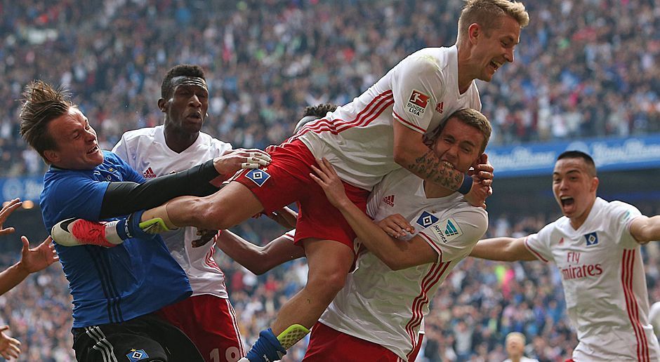 
                <strong>So könnte der Hamburger SV 2017/2018 aussehen</strong><br>
                Der Hamburger SV bleibt auch in der 55. Bundesliga-Saison erstklassig - dank der Last-Minute-Rettung durch Luca Waldschmidt (2. v. re.). Zum dritten Mal in den vergangenen vier Spielzeiten strapazieren die "Rothosen" die Nerven und wohl auch die Fingernägel ihrer Fans - doch letztlich zeigen sie: Wir können Drama und Happy End. Um sich wieder einmal längerfristig aus dem Tabellenkeller zu befreien, sind jedoch einige Umbaumaßnahmen nötig. ran.de zeigt, was sich in der Sommerpause beim HSV tun könnte.
              