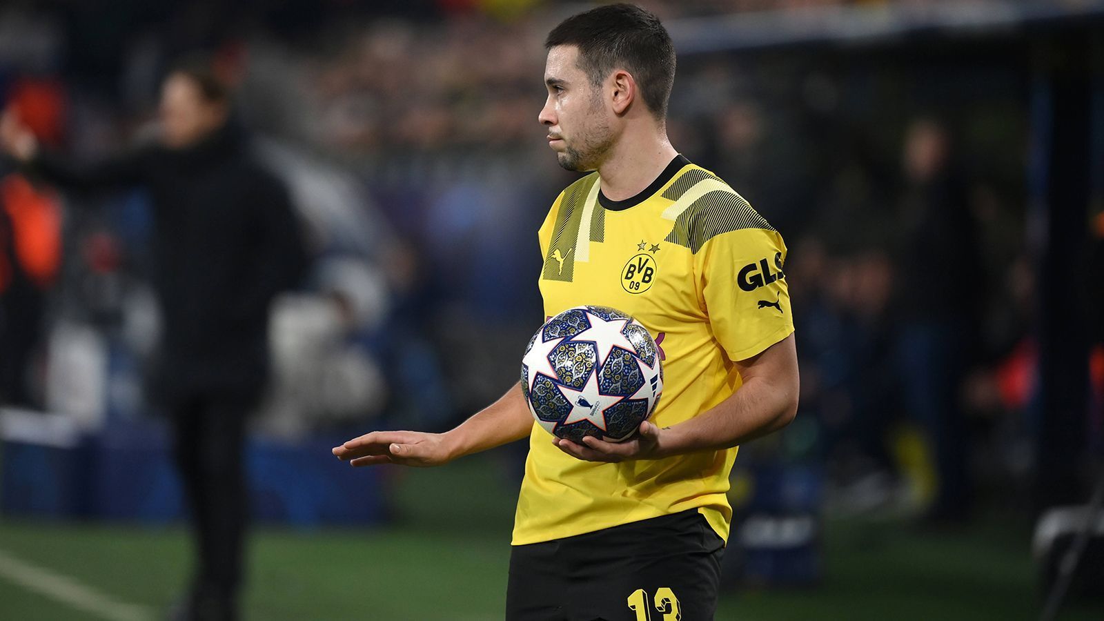 
                <strong>Raphael Guerreiro (Borussia Dortmund)</strong><br>
                Während Marius Wolf auf der rechten Seite immer wieder Gelegenheiten findet, mit in die Offensive zu gehen, ist auf links Raphael Guerreiro fast ausschließlich im Defensivverhalten gefragt. Immerhin hat es der Portugiese mit dem sehr umtriebigen Hakim Ziyech zu tun. Insgesamt ist es ein solider Auftritt Guerreiros. ran-Note: 3.
              