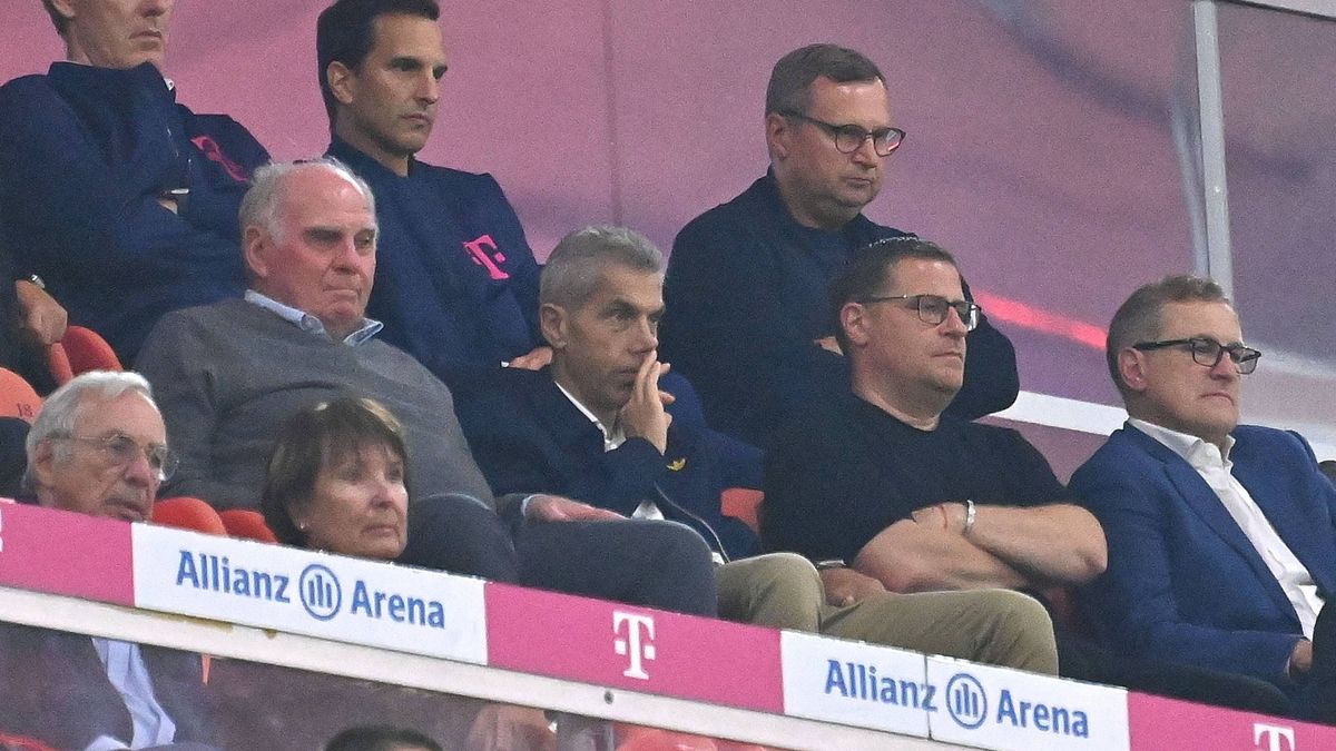 Tribuene mit Uli HOENESS (Höness,Ehrenpraesident Bayern Muenchen),Dr. Michael Diederich (Finanzvorstand FCB),Max EBERL (Sportvorstand FC Bayern Muenchen),Jan Christian DREESEN (Vorstandsvorsitzende...