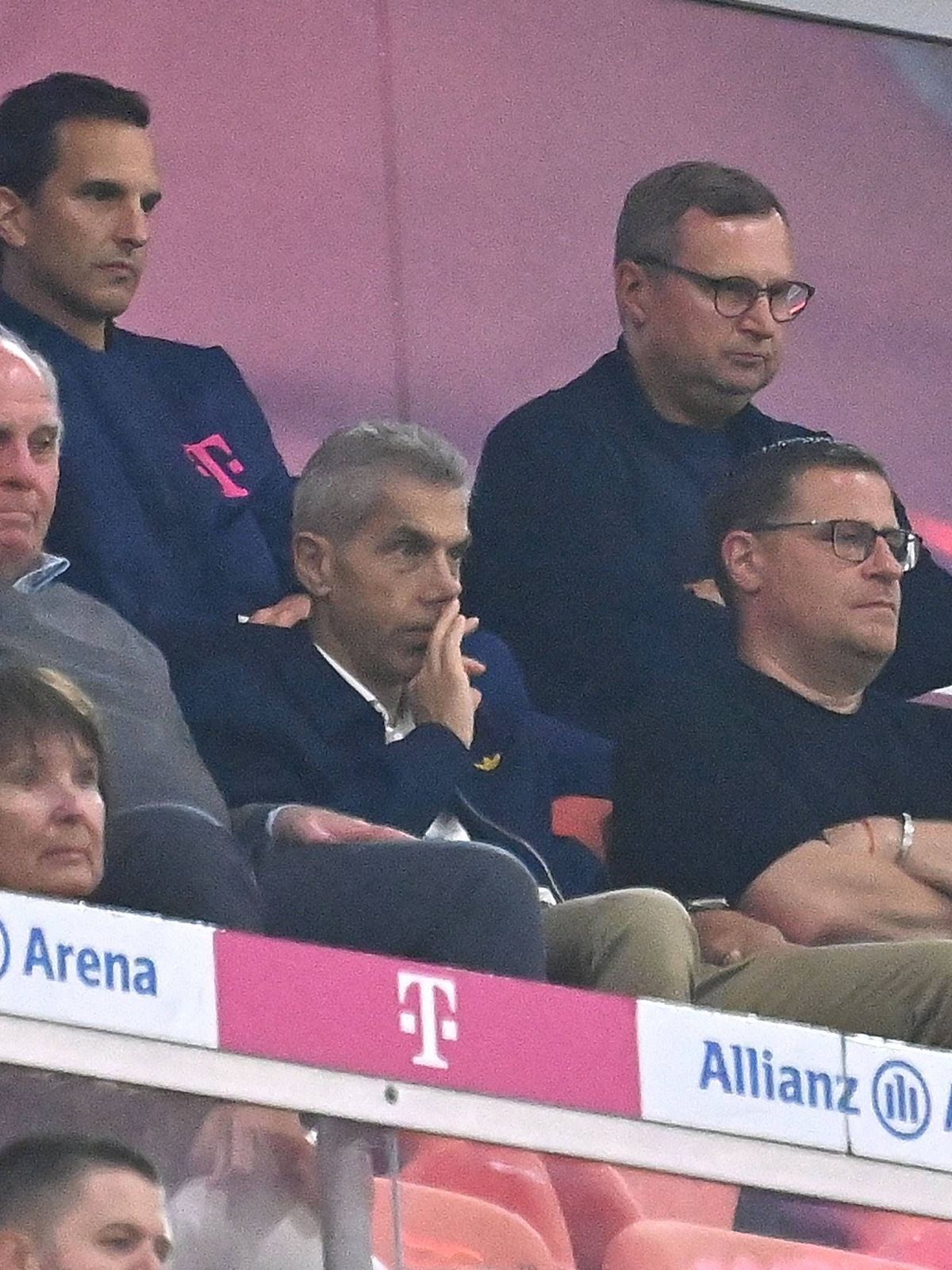 Tribuene mit Uli HOENESS (Höness,Ehrenpraesident Bayern Muenchen),Dr. Michael Diederich (Finanzvorstand FCB),Max EBERL (Sportvorstand FC Bayern Muenchen),Jan Christian DREESEN (Vorstandsvorsitzende...