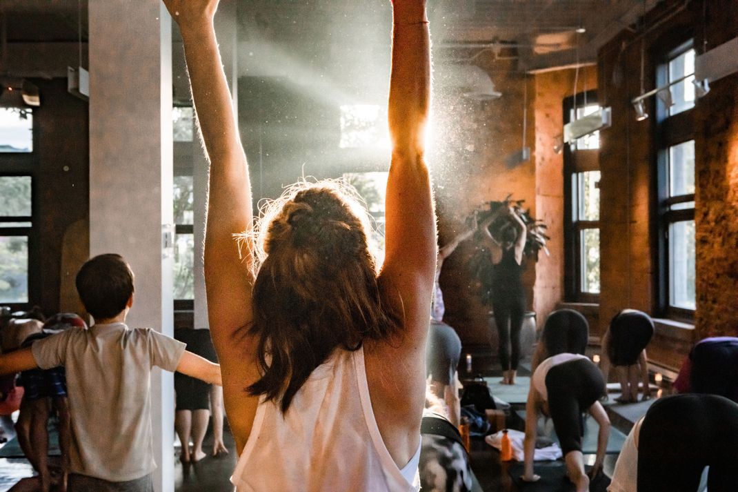 Was du bei Konzerten, einem gewonnenen Spiel oder auch beim Yoga ohnehin machst, kannst du auch im Büro für dich nutzen. Arme hoch!