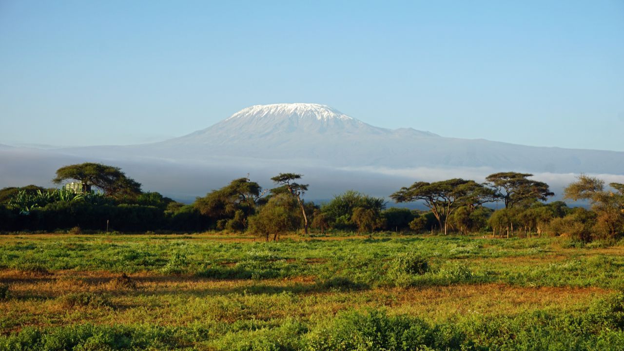 5.895 Meter Höhe misst der Kilimandscharo in Afrika.