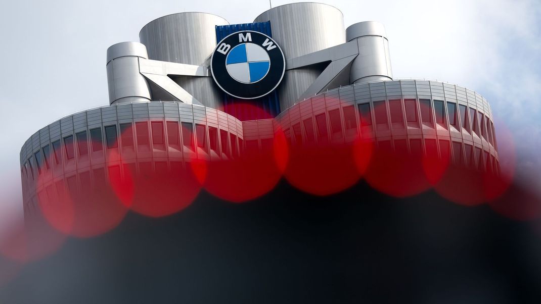 Auch der Münchner Autobauer BMW muss einen Gewinneinbruch hinnehmen. Die Prognose wird allerdings beibehalten.