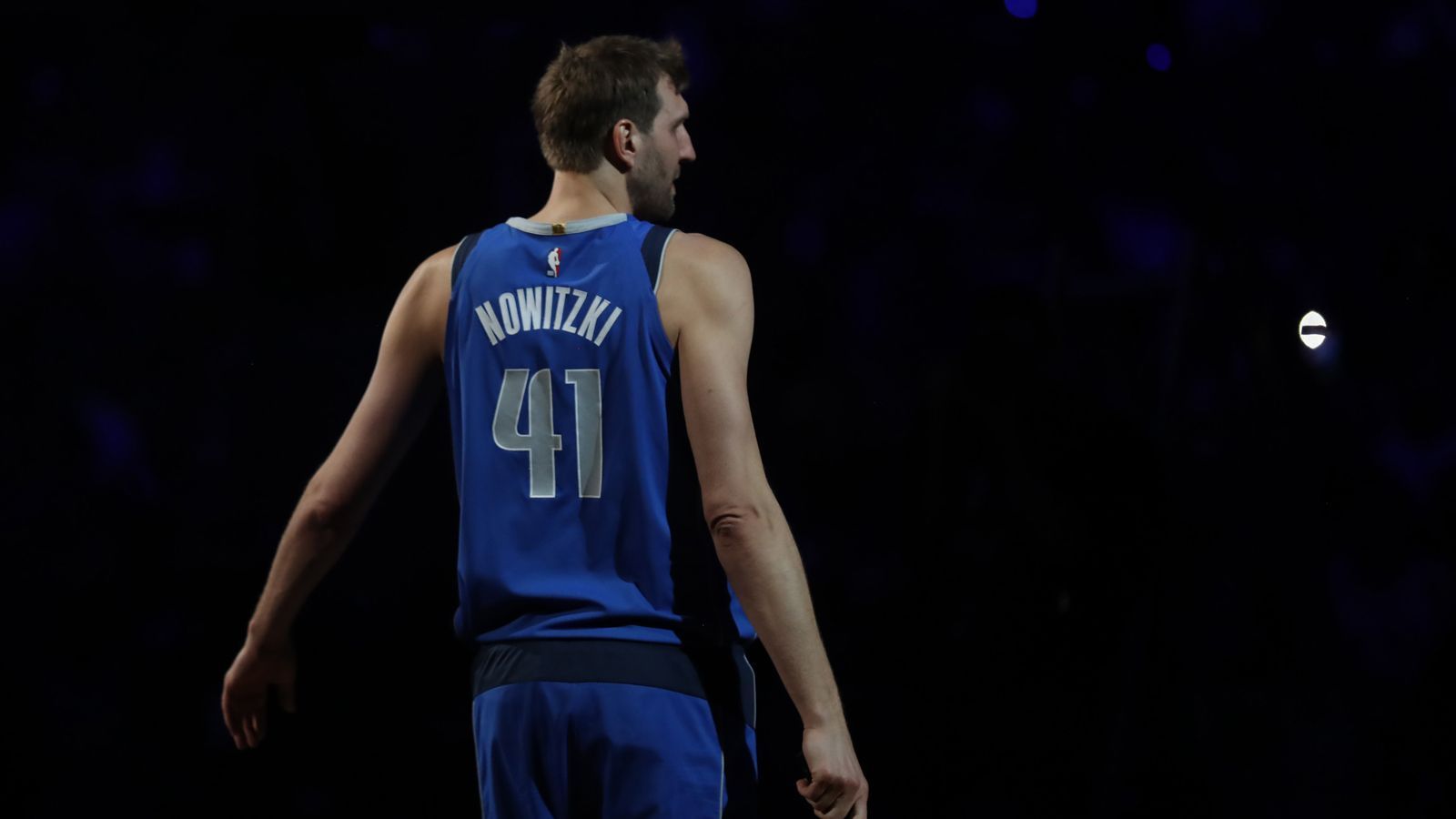 
                <strong>Nowitzkis Verdienst über 21 Jahre bei den Mavs</strong><br>
                Über 21 Jahre hat Dirk Nowitzki in der NBA gespielt - und dabei nicht nur überragende Leistungen gezeigt, sondern natürlich auch gutes Geld verdient. ran.de gibt euch einen Überblick über die jeweiligen Jahresverdienste des Deutschen. (Quelle: spotrac) Mehr zum Karriereende von Dirk Nowitzki gibt es in der Nacht vom 11. auf den 12. April um 00:05 Uhr in Locker Room - das US-Sport-Magazin auf ProSieben MAXX.
              