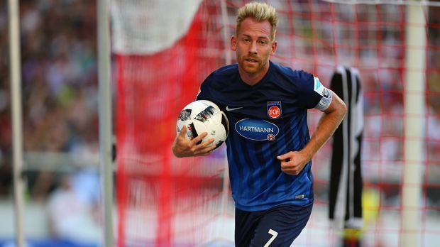 
                <strong>Linkes Mittelfeld - Marc Schnatterer (1. FC Heidenheim)</strong><br>
                Noch mehr Vorlagen als Möhwald steuerte nur Heidenheims Star Marc Schnatterer in der Saison 2016/17 bei. Der 31-Jährige, der seit 2008 für Heidenheim spielt, assistierte seinen Kollegen 14 Mal und erzielte noch elf Treffer selbst. Drei Jahre lang läuft Schnatterers Vertrag noch, wenn das Urgestein so weitermacht, wäre es kein Wunder, wenn es Heidenheim - natürlich dank Schnatterer - noch eine Spielklasse höher schaffen würde. In der Vorsaison wurde Heidenheim zumindest schon mal Sechster.
              