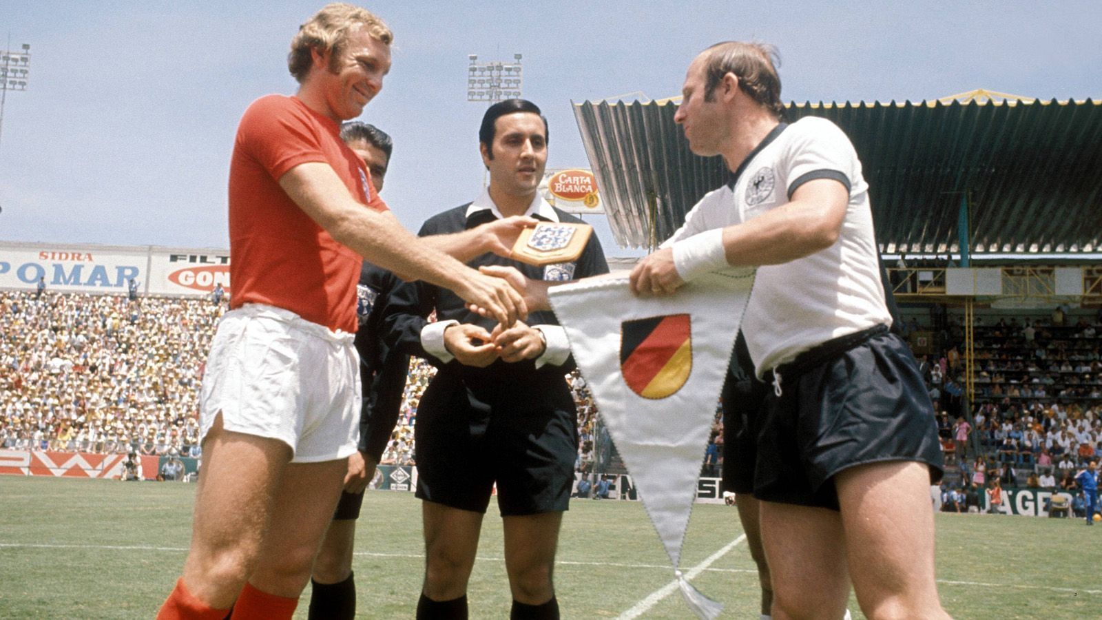 
                <strong>WM 1970: England - Deutschland 2:3 (2:2, 0:1) n.V.</strong><br>
                Beim WM-Viertelfinale 1970 in Mexiko lief zunächst alles für die Engländer, die nach 49 Minuten mit 2:0 in Führung lagen ...
              