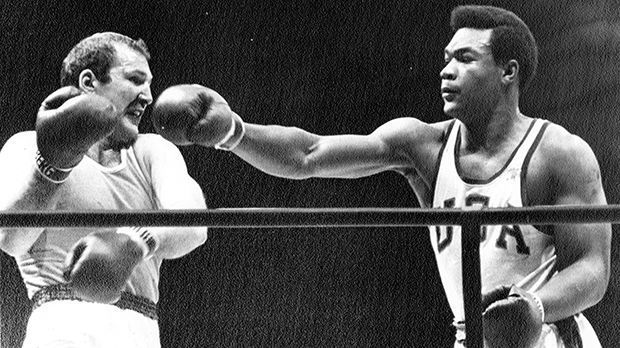 
                <strong>George Foreman (1968)</strong><br>
                George Foreman (1968): Er war einer der großen Rivalen Alis. Und gewann ebenfalls Gold. George Foreman wurde mit 19 Jahren Olympiasieger in Mexiko - wer hätte gedacht, dass er 29 Jahre später noch im Ring stehen würde? Seinen letzten Kampf bestritt er mit 48 Jahren 1997.
              