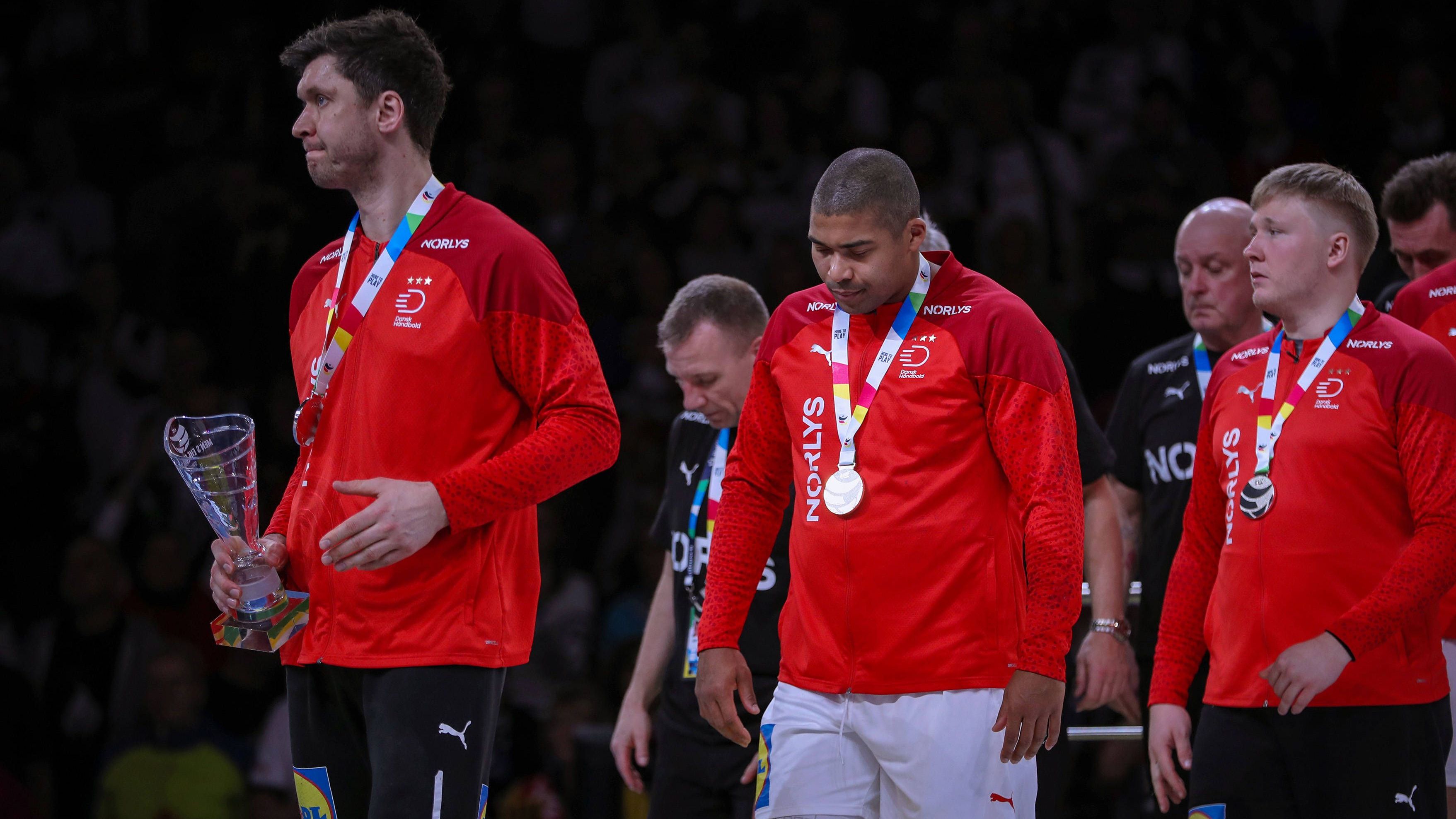 <strong>Platz 1: Dänemark</strong><br>Trotz des verlorenen EM-Finals gegen Frankreich ist Danish Dynamite der Turnierfavorit in Paris. Die Skandinavier weisen in ihrem Kader die perfekte Mischung an routinierter Klasse um Ex-Welthandballer Mikkel Hansen oder Niklas Landin und absoluter Weltklasse, wie sie Mathias Gidsel, Saugstrup oder&nbsp;Pytlick haben. MIt diesem Wahnsinnskader muss der Serienweltmeister nach dem Titel greifen.