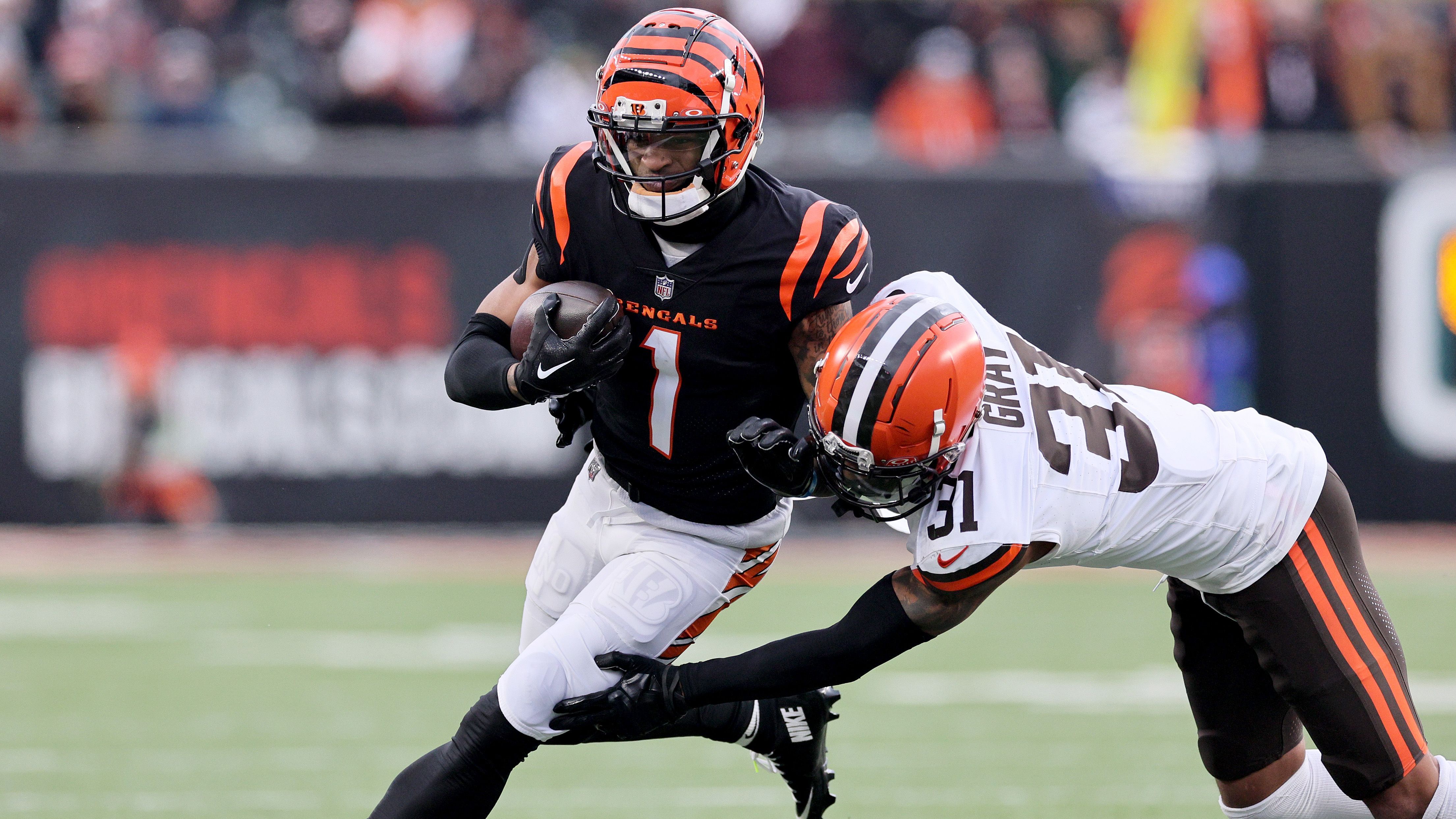 <strong>Bengals: Schlüsselfaktoren</strong><br>An dieser Stelle muss einfach die Passing Offense um Burrow und die Receiver Ja'Marr Chase und Tee Higgins genannt werden. Sie war hauptverantwortlich für den Erfolg der vergangenen Jahre und wird das auch 2024 sein. Aber dafür muss Burrow fit bleiben, was auch in den Verantwortungsbereich der nicht immer überzeugenden O-Line fällt.