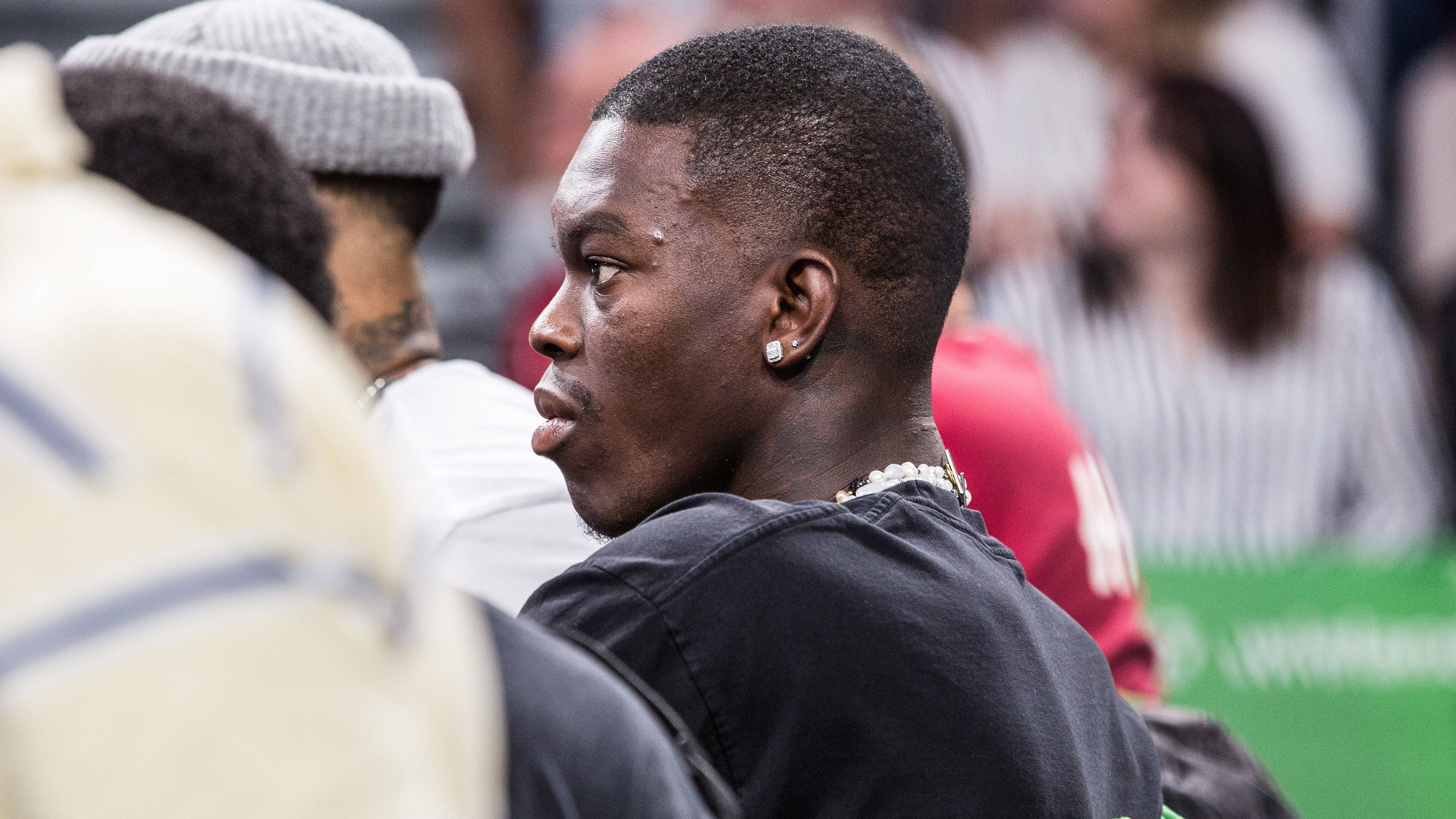 <strong>Dennis Schröder kickt in der Landesliga</strong><br>Der Basketball-Star witzelte im Gespräch mit der "Braunschweiger Zeitung": "Ich will mich ein bisschen fit halten." Zum Einsatz kam er auf dem linken Flügel, wo er "ein bisschen für Unruhe sorgen" sollte. Aus Zweikämpfen soll er sich weitestgehend herausgehalten haben, dafür brillierte er offenbar mit Schnelligkeit und gutem Ballgefühl.