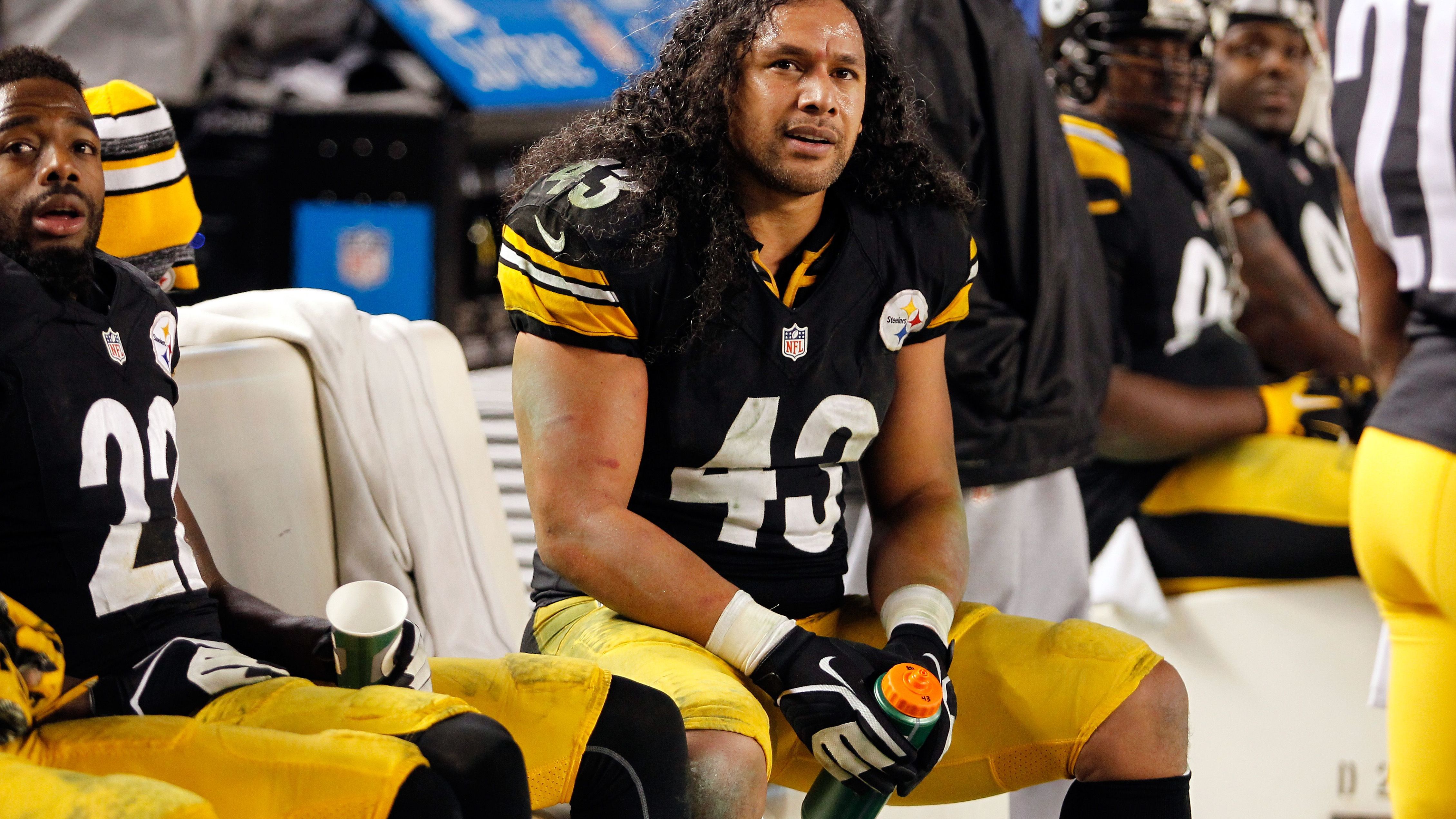 <strong>Jumping the Line</strong><br>Troy Polamalu lässt grüßen! Die Steelers-Safety-Legende war für sein exzellentes Timing bekannt. Gerne übersprang er in exakt dem richtigen Moment die gegnerische O-Line, um an den Ball zu kommen. Dennoch veränderte die NFL die Regelung erst im Jahr 2017. Also zwei Jahre nach dem Karriereende Polamalus. Sobald beim Überspringen ein O-Liner berührt wird, fliegt die Penalty Flagge!