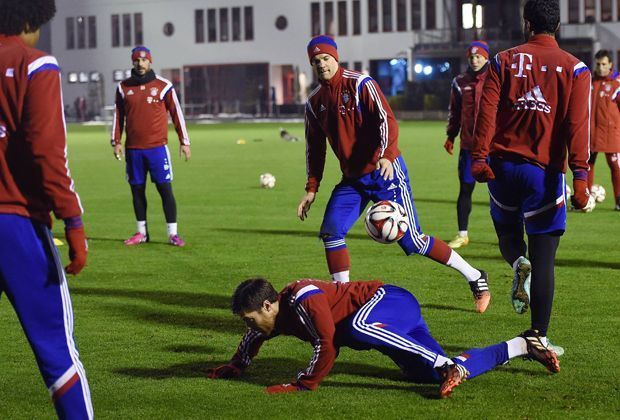 
                <strong>Voller Einsatz</strong><br>
                Vollen Einsatz zeigt auch der begnadete Techniker Xabi Alonso - und ist sich nicht einmal zu schade, um im Kreis zu grätschen.
              