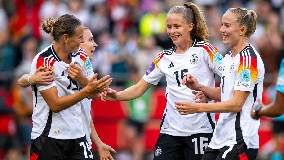 Frauenfußball: EM-Qualifikation, Deutschland-Österreich am 16.07.24, Saison 2024 2025, in Hannover. Die deutschen Spielerinnen jubeln nach dem Tor von Deutschlands Klara Bühl zum 4:0. *** Womens so...