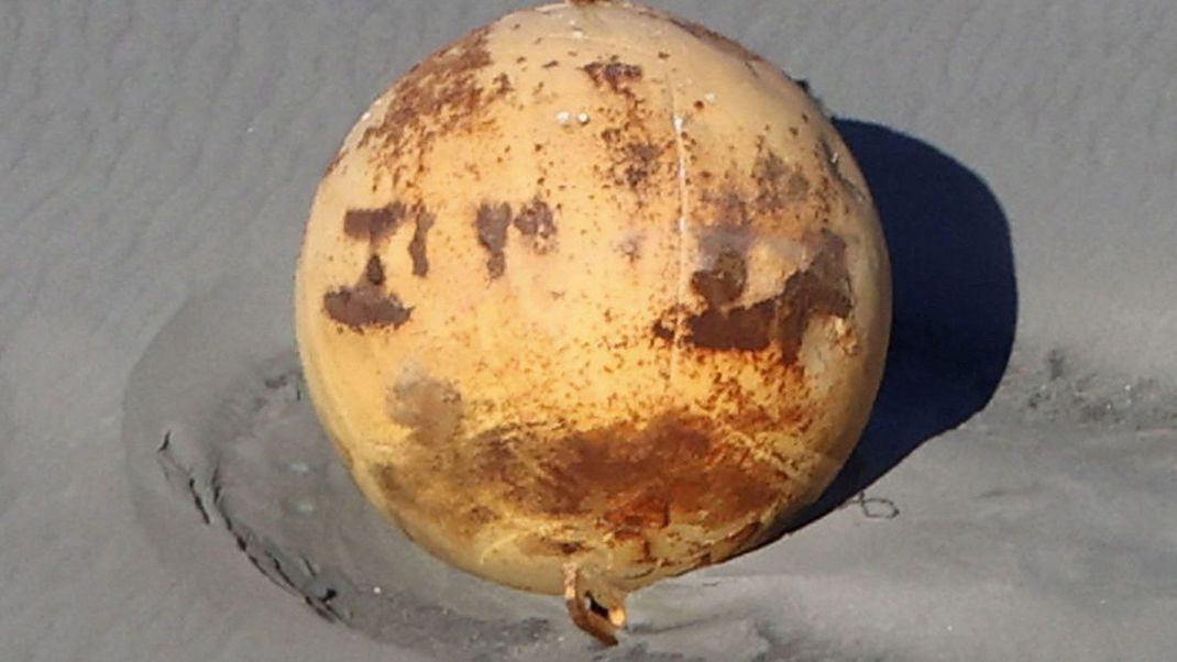 Eine große metallene Kugel wurde an einem japanischen Strand angespült. Was es mit dem Objekt auf sich hat, soll nun geklärt werden.