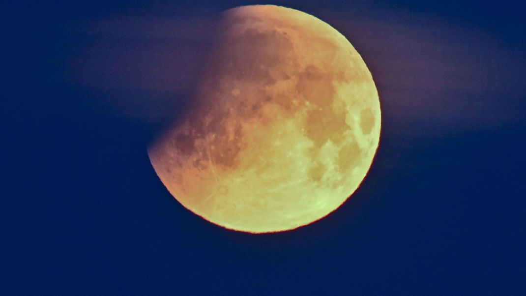 Durch den Erdschatten verdunkelt sich der Mond. (Archivbild)