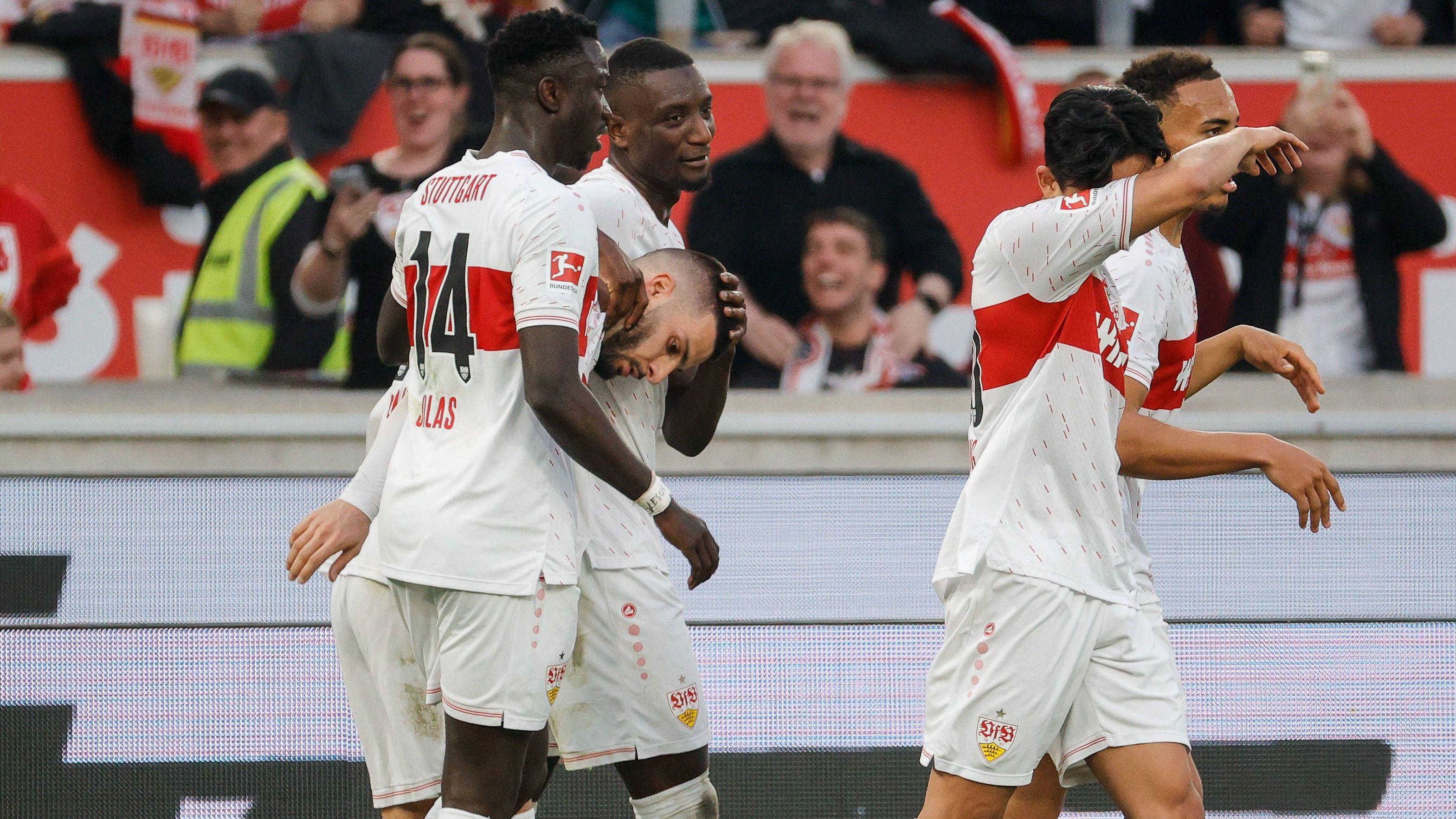 <strong>Bundesliga: VfB Stuttgart (3.)</strong><br>In Deutschland ist der VfB Stuttgart die Überraschungsmannschaft. Immerhin standen die Schwaben vor gut einem Jahr mit dem Rücken zur Wand, spielten gegen den Abstieg und schafften es erst in der Relegation, die Klasse zu halten. Der Rest ist eine einzige Erfolgsgeschichte, die wohl in der Champions League eine Fortsetzung finden wird. Vor dem 29. Spieltag ist der VfB Dritter, punktgleich mit dem FC Bayern auf Rang zwei.