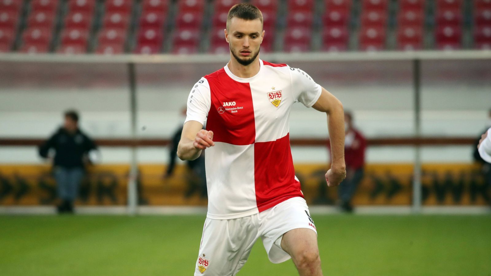 
                <strong>Platz 8 (geteilt): Sasa Kalajdzic (VfB Stuttgart)</strong><br>
                Er war einer der Shooting-Stars der vergangenen Saison: Sasa Kalajdzic vom VfB Stuttgart traf in der Spielzeit 2020/21 satte 16 Mal in 33 Partien, "transfermarkt.de" belohnte seine Torgefahr mit einem Marktwert-Plus von fünf Millionen Euro auf insgesamt 22 Millionen.
              