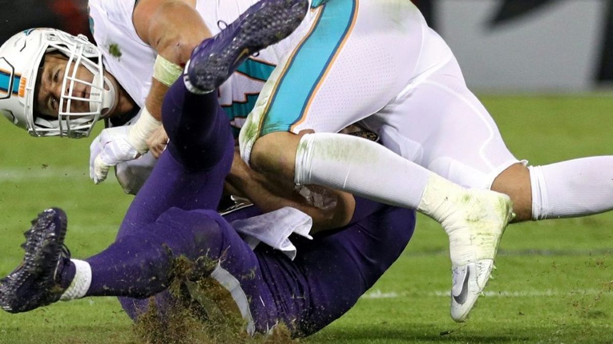Joe Flacco (unten) zog sich eine Gehirnerschütterung zu