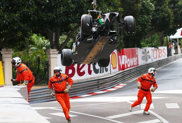 
                <strong>Die Männchen in Orange</strong><br>
                Das Auto von Sergio Perez muss so schnell wie möglich von der Straße. Darum kümmern sich die Streckenposten in unnachahmlicher Weise.
              