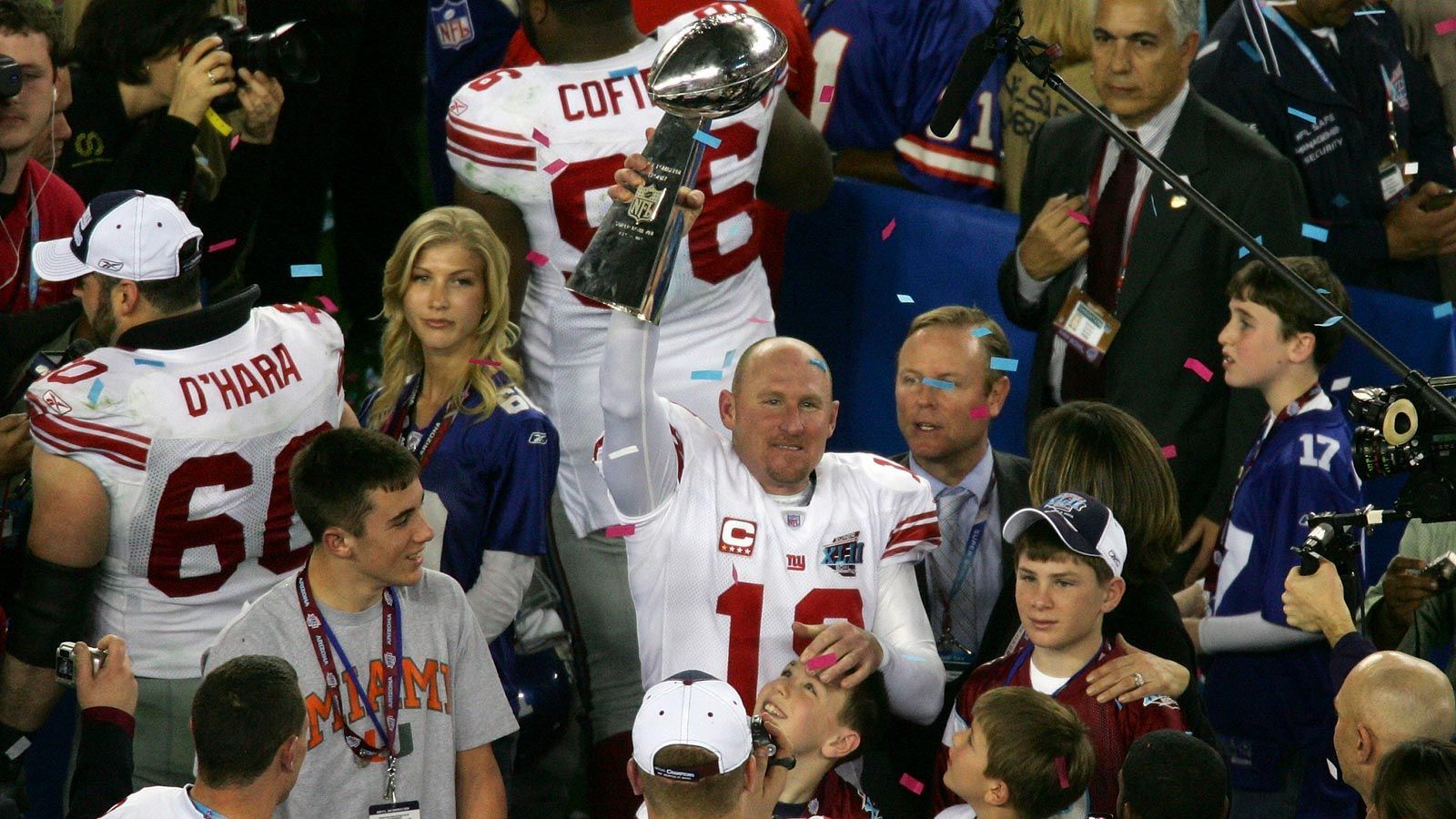 
                <strong>41 Jahre: Jeff Feagles (New York Giants)</strong><br>
                Jeff Feagles puntete sich 22 Jahre durch die NFL. Nach Stationen bei den New England Patriots (1988-1989), den Philadelphia Eagles (1990-1993), den Arizona Cardinals (1994-1997) und den Seattle Seahawks (1998-2002) krönte er seine Karriere mit dem Sieg gegen die New England Patriots im Super Bowl XLII. Nach zwei weiteren Saisons beendete er seine Karriere. Bis heute hält er den Rekord für die meisten gespielten Partien am Stück (352), sowie für die meisten Punts (1.713) und Punt-Yards (71.211).
              